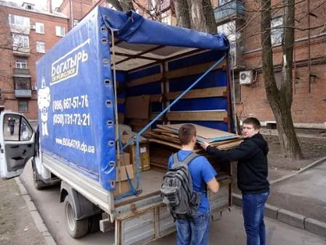 ГАЗель «Богатир» з тентом і вантажники біля борта