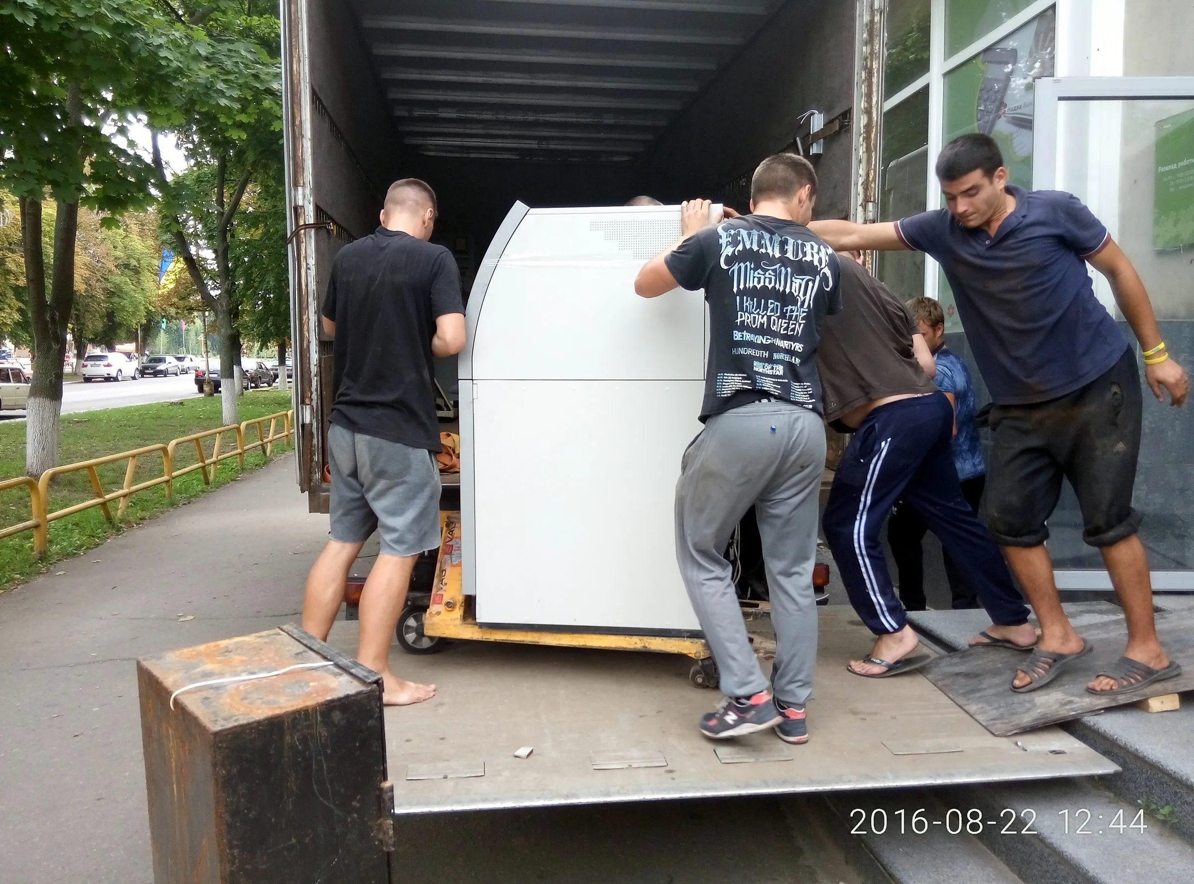 Банкомат заводимо в кузов