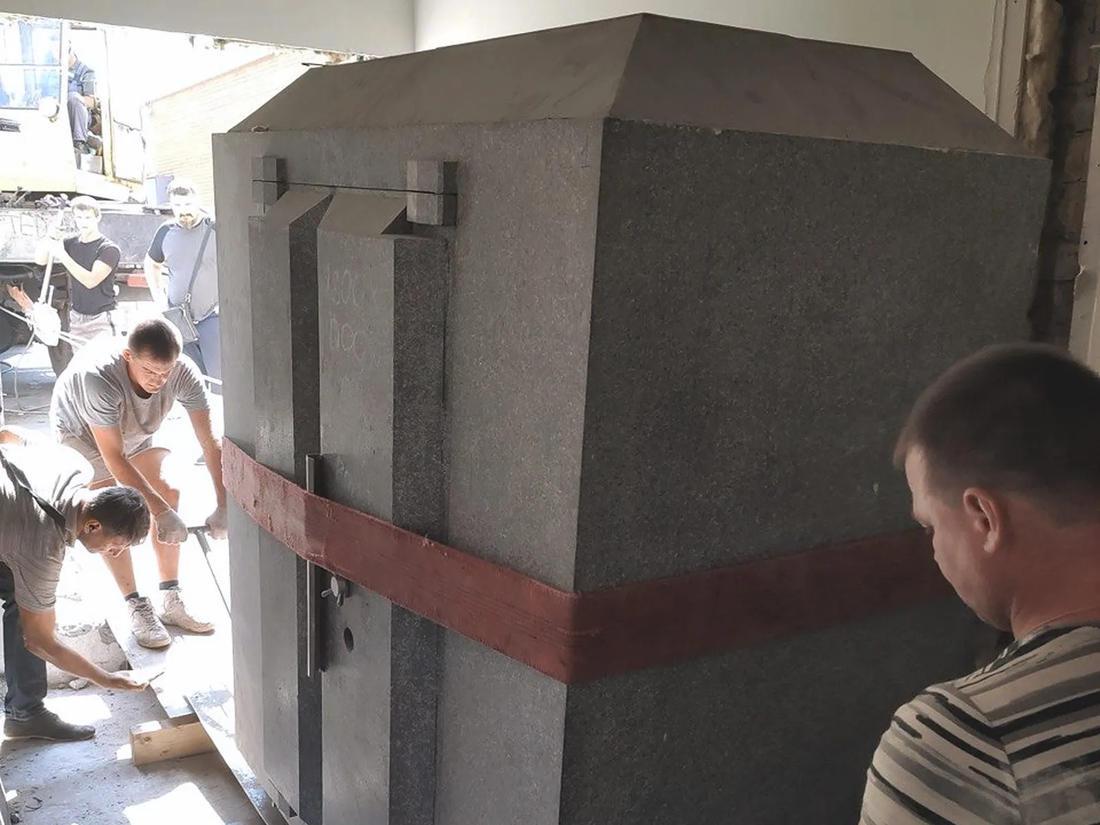 Бригада заводить сейф 10 т у дверний проріз